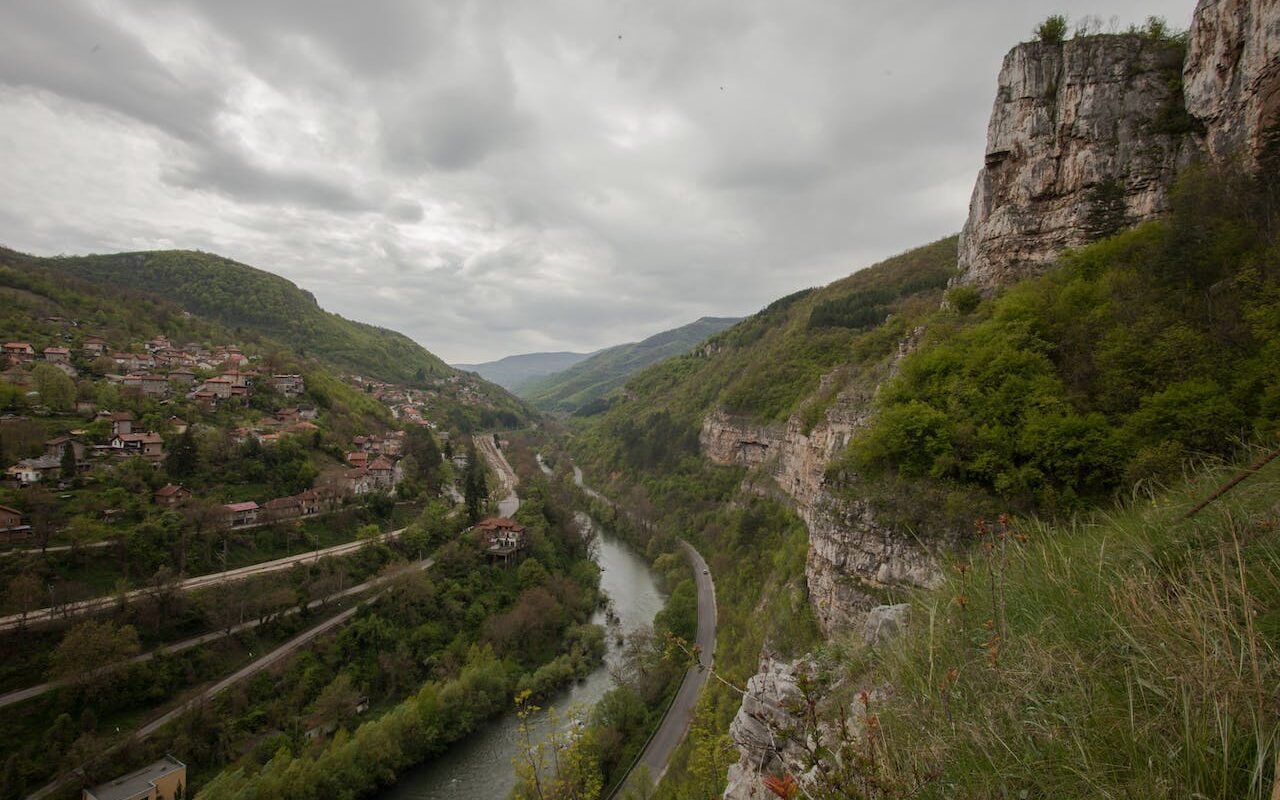 image sorce Photo by Rainer Eck: https://www.pexels.com/photo/landscape-of-the-iskar-gorge-in-bulgaria-16649609/